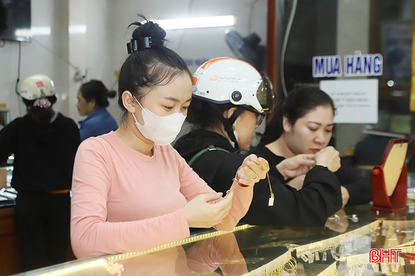 Chị Yến Nhi quyết định mua vàng tích trữ thời điểm giá vàng lao dốc. bqbht_br_1.jpg