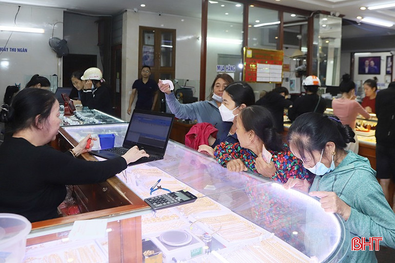 Cửa hàng vàng bạc Phương Xuân ghi nhận lượng khách đến bán vàng tăng cao trong ngày 7/11. bqbht_br_2.jpg