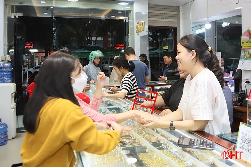 Khách hàng giao dịch tại cửa hàng Vàng bạc Việt Hà. bqbht_br_3.jpg