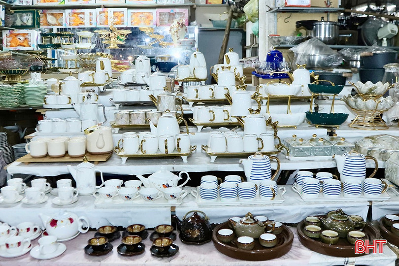Các sản phẩm đồ gia dụng, gốm sứ được kỳ vọng sẽ tiêu thụ nhiều trong dịp Tết. bqbht_br_5.jpg