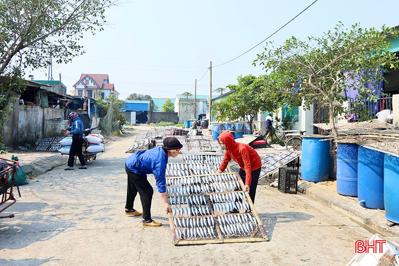 Không khí lao động tất bật tại Cụm công nghiệp chế biến hải sản xã Thạch Kim (huyện Thạch Hà). bqbht_br_h2.jpg