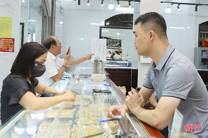 Hoạt động giao dịch tại tiệm vàng Việt Hà 2.jpg