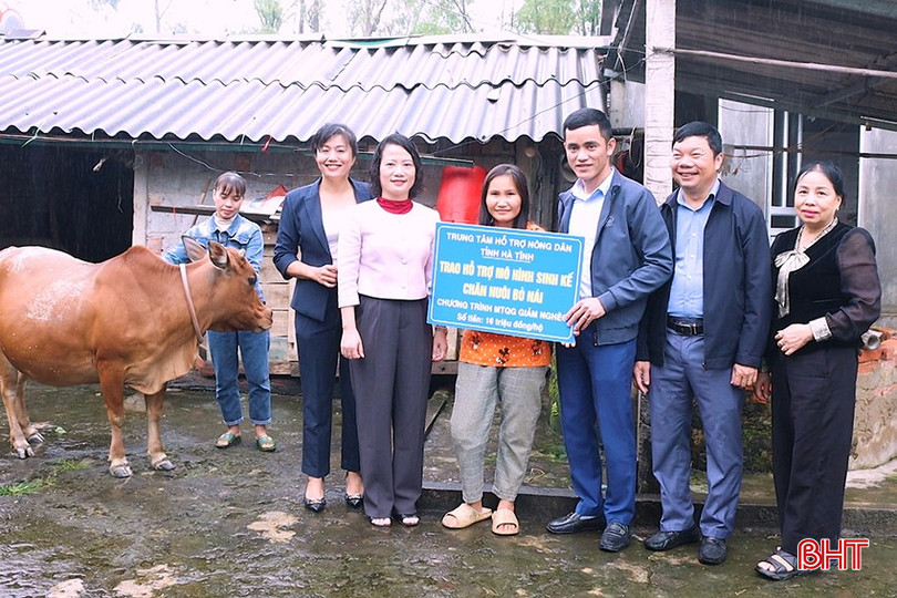 Frau Bach Thi Huong (vierte von rechts) freute sich über die Unterstützung für die Zucht von Sauen. bqbht_br_y1.jpg