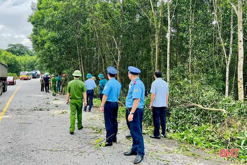 Thanh tra Sở GTVT Hà Tĩnh phối hợp với nhiều đơn vị, tổ chức, đoàn thể thiết lập lại hành lang ATGT trên địa bàn huyện Hương Khê. F2.jpg