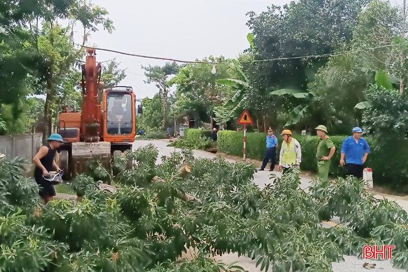 Đợt ra quân giải tỏa hành lang ATGT ngày 2/8 tại địa phận xã Hương Trạch (huyện Hương Khê). J6.jpg