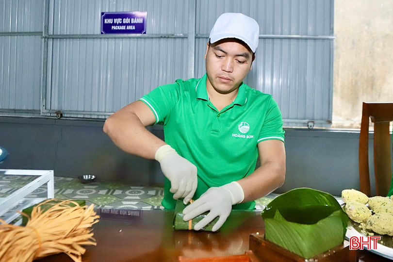 Anh Nguyễn Công Sơn sinh ra trong gia đình có truyền thống làm bánh chưng. bqbht_br_u5.jpg