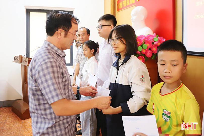 Những món quà góp phần động viên các em học sinh trước thềm năm học mới.