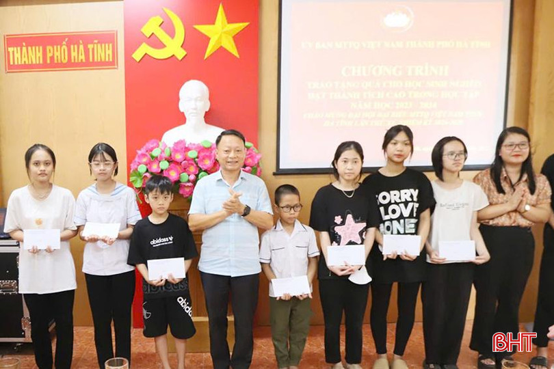 Đại diện Uỷ ban MTTQ thành phố Hà Tĩnh trao quà cho các em học sinh có hoàn cảnh khó khăn.