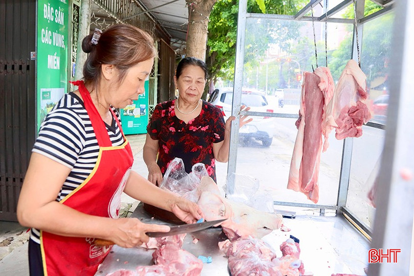 Quầy thịt lợn hữu cơ Quế Lâm tại số 10 đường Nguyễn Xí trở nên quen thuộc với nhiều người dân trên địa bàn. bqbht_br_j1.jpg