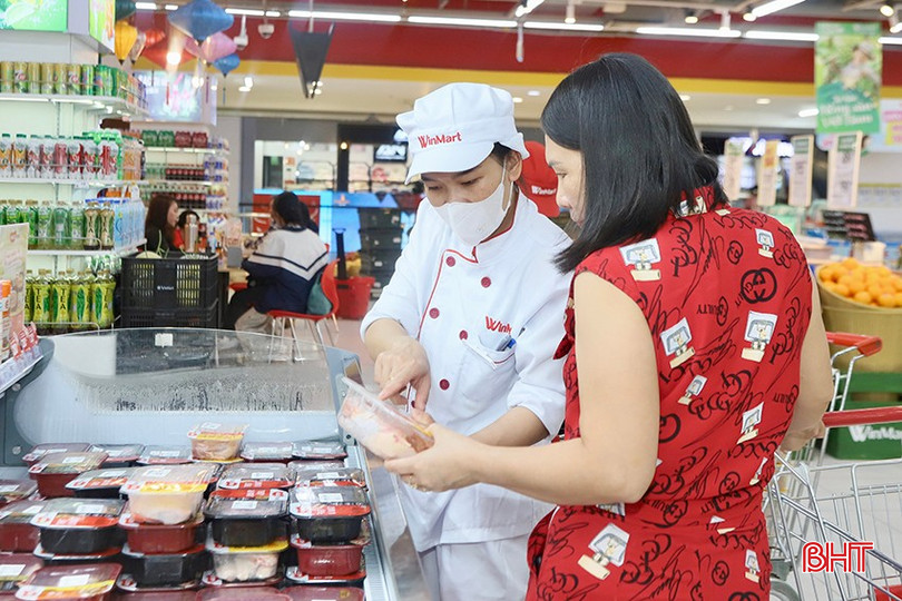 Nhân viên siêu thị Winmart Hà Tĩnh hướng dẫn khách hàng kiểm tra thông tin về thịt lợn trước khi chọn mua. bqbht_br_j3.jpg