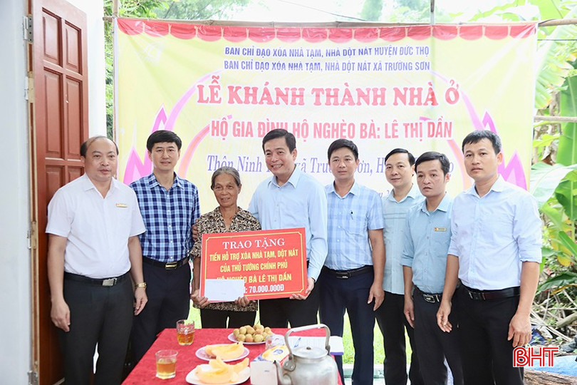 Lãnh đạo huyện Đức Thọ trao biểu trưng và tặng quà cho bà Lê Thị Dần. bqbht_br_i2.jpg