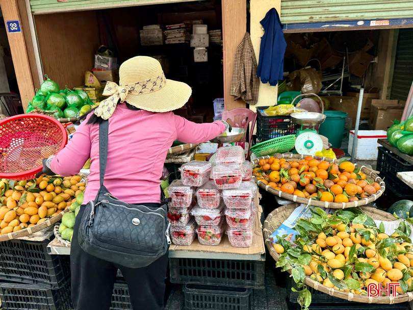 Các quầy hàng hoa quả dọc các tuyến đường Nguyễn Chí Thanh, Hà Tôn Mục,... cũng bày bán dâu tây giá rẻ. bqbht_br_img-3688.jpg