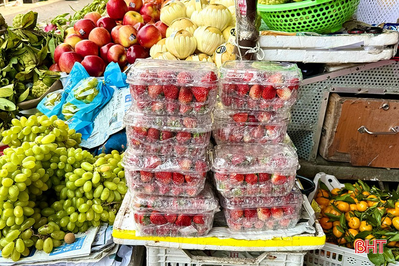 Dâu tây được đóng gói vào các hộp nhựa có trọng lượng khoảng 500 gram. bqbht_br_a1.jpg