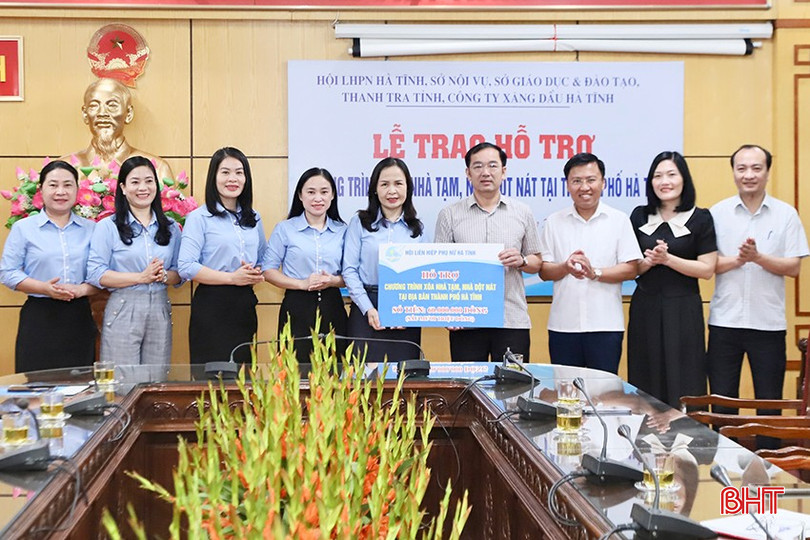 Hội LHPN tỉnh trao biểu trưng hỗ trợ 60 triệu đồng cho gia đình bà Nguyễn Thị Thuận (thôn Bình Minh, xã Thạch Bình). bqbht_br_r1.jpg