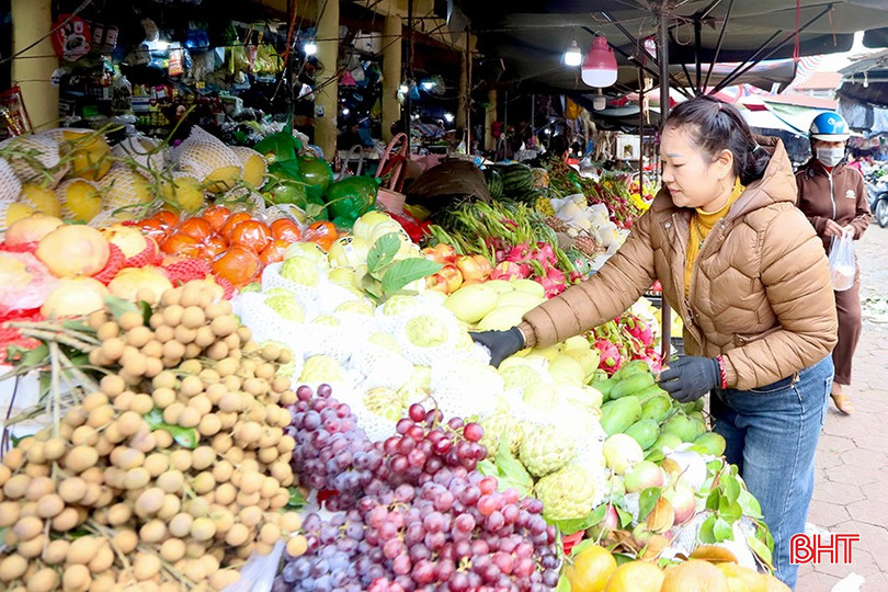 Nhu cầu sau Tết vẫn tăng cao, song mặt hàng hoa quả đã giảm từ 5.000 - 10.000 đồng/kg so với thời điểm trước Tết. bqbht_br_v5.jpg