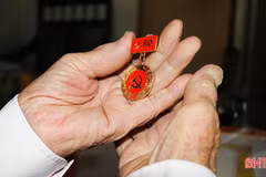 Trao tặng, truy tặng 1.523 huy hiệu Đảng cho đảng viên Hà Tĩnh