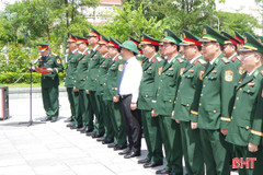 Đoàn đại biểu Đảng bộ Quân sự tỉnh dâng hương, báo công với Chủ tịch Hồ Chí Minh