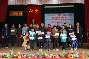 Trao hơn 1 tỷ đồng cho người khuyết tật, trẻ mồ côi, người nghèo bị ảnh hưởng bão lụt 