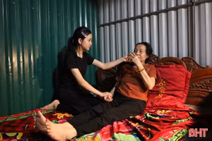 Vòng tay nhân ái: Khó khăn chồng chất trong gia đình hai mẹ con cùng mắc ung thư