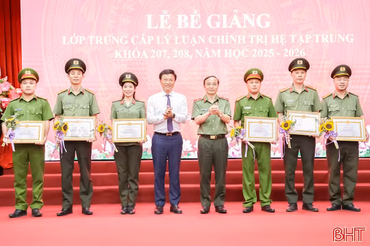 Bế giảng 2 lớp trung cấp lý luận chính trị năm học 2025 – 2026