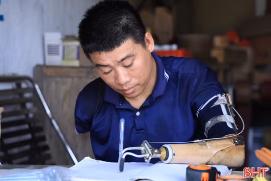 Những "vầng trăng khuyết" thắp sáng cuộc đời bằng nghị lực