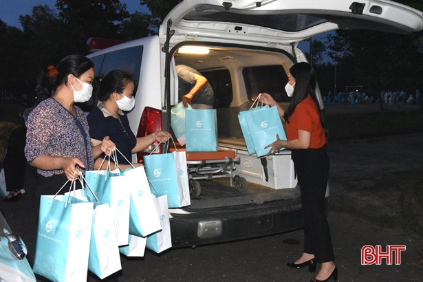 Hội LHPN Hà Tĩnh tặng quà động viên phụ nữ mang thai về từ vùng dịch