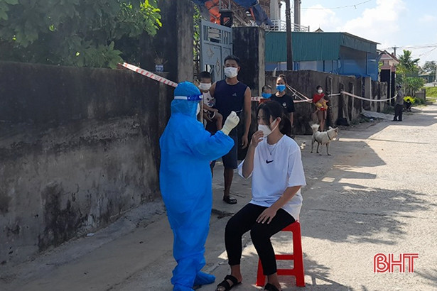 Cẩm Xuyên lấy 1.500 mẫu xét nghiệm cho người dân khu vực đang phong tỏa