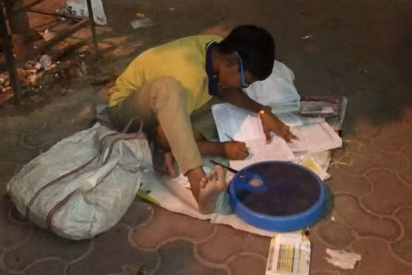 Hình ảnh những em bé nghèo hiếu học khiến cả thế giới cảm động