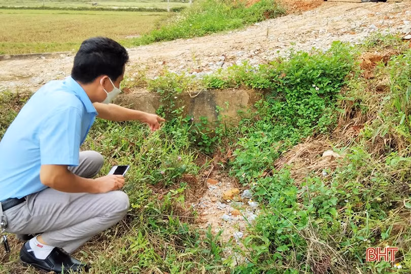 Sạt lở đường đang thi công, mương dẫn nước ở Vũ Quang bị bồi lấp hoàn toàn