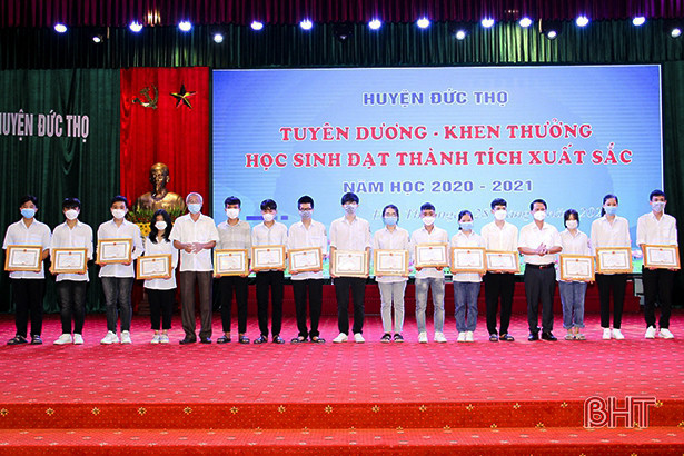 Đức Thọ khen thưởng 76 học sinh đạt thành tích xuất sắc trong các kỳ thi