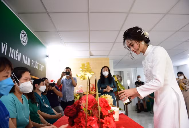 Đám cưới online của nữ điều dưỡng Hà Nội tại bệnh viện dã chiến ở TP Hồ Chí Minh