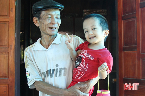 Hà Tĩnh: Cậu bé tật nguyền 5 tuổi làm toán khá thạo