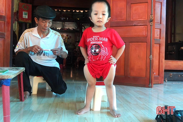 Hà Tĩnh: Cậu bé tật nguyền 5 tuổi làm toán khá thạo