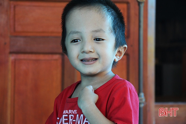 Hà Tĩnh: Cậu bé tật nguyền 5 tuổi làm toán khá thạo