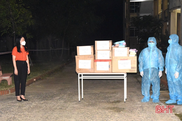 Hội LHPN Hà Tĩnh tặng quà động viên phụ nữ mang thai về từ vùng dịch