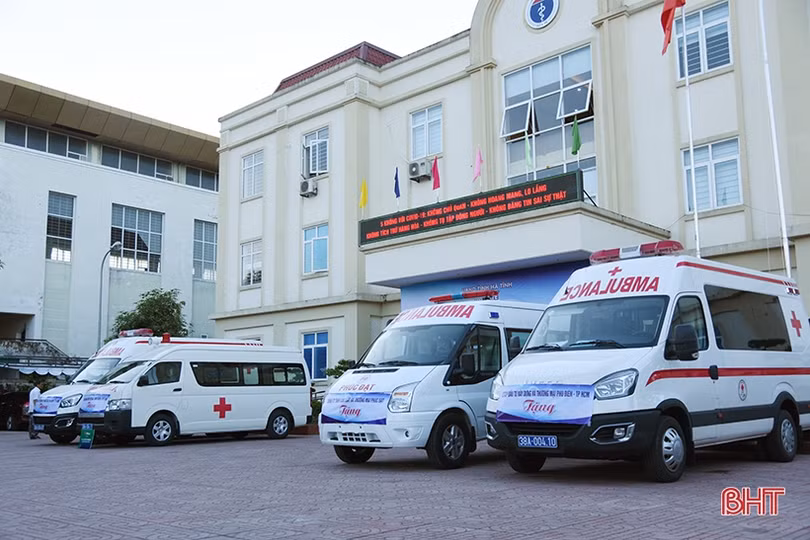 Hà Tĩnh tiếp nhận từ các doanh nghiệp 4 xe cứu thương phục vụ công tác phòng, chống COVID-19