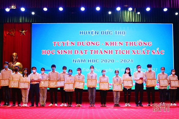 Đức Thọ khen thưởng 76 học sinh đạt thành tích xuất sắc trong các kỳ thi