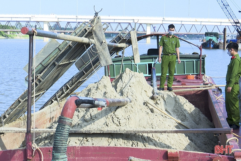 Bắt sà lan khai thác cát trái phép trên sông La