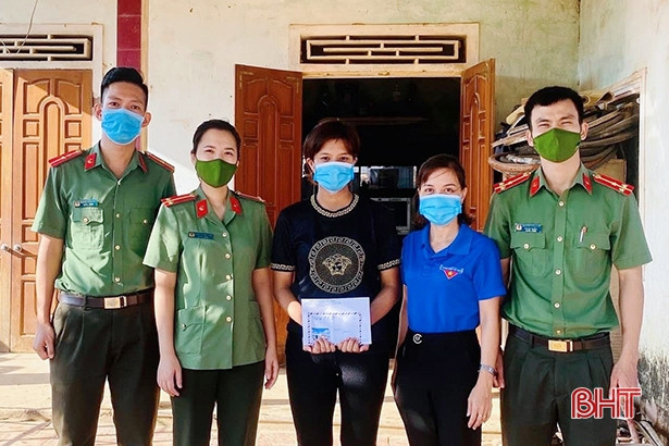 Trao 14 triệu đồng hỗ trợ 2 học sinh mồ côi ở Đức Thọ vừa đậu đại học