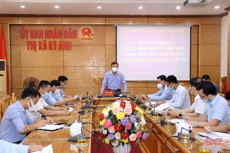 Kiểm tra thực tế, bàn giải pháp xử lý tình trạng ngập lụt trên QL1 đoạn qua TX Kỳ Anh