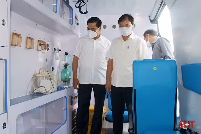 Hà Tĩnh tiếp nhận từ các doanh nghiệp 4 xe cứu thương phục vụ công tác phòng, chống COVID-19