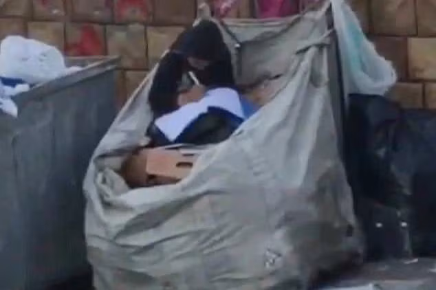 Hình ảnh những em bé nghèo hiếu học khiến cả thế giới cảm động