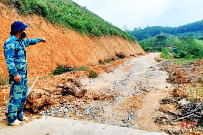 Sạt lở đường đang thi công, mương dẫn nước ở Vũ Quang bị bồi lấp hoàn toàn