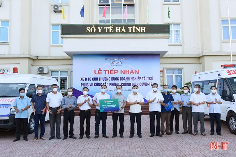 Hà Tĩnh tiếp nhận từ các doanh nghiệp 4 xe cứu thương phục vụ công tác phòng, chống COVID-19