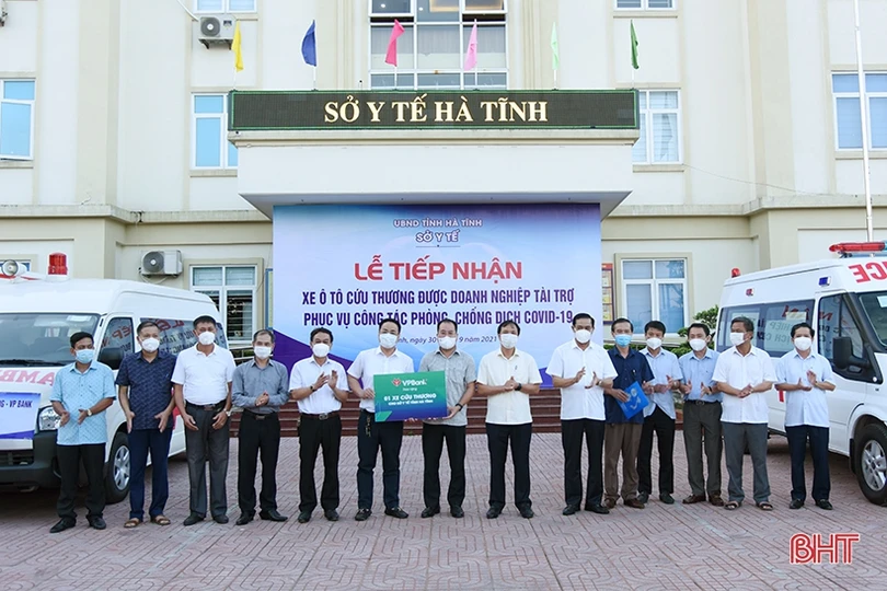 Hà Tĩnh tiếp nhận từ các doanh nghiệp 4 xe cứu thương phục vụ công tác phòng, chống COVID-19