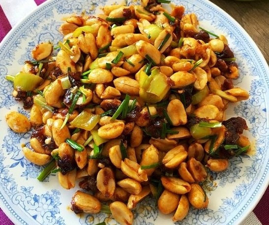 Lạc rang mãi cũng chán, chế biến kiểu này mới ngon, làm đơn giản lại rẻ