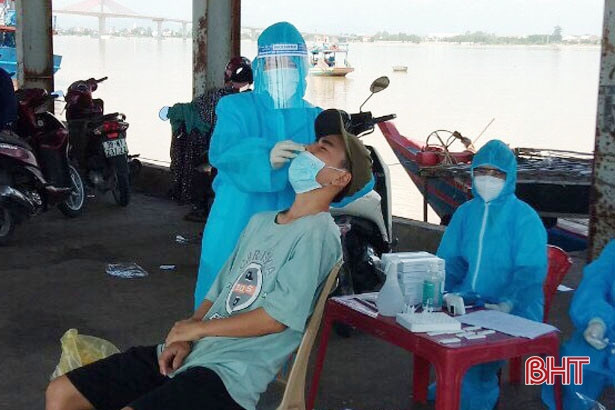 80 mẫu test nhanh cho tiểu thương ở Vũ Quang âm tính với virus SARS-CoV-2