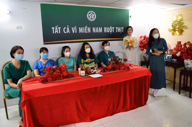 Đám cưới online của nữ điều dưỡng Hà Nội tại bệnh viện dã chiến ở TP Hồ Chí Minh