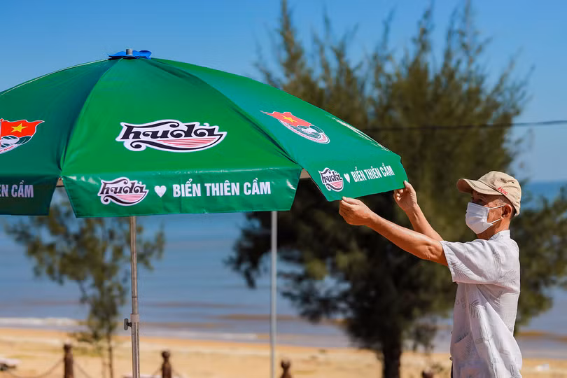 Cùng Huda khoác lên diện mạo mới tới bãi biển Thiên Cầm