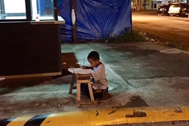 Hình ảnh những em bé nghèo hiếu học khiến cả thế giới cảm động